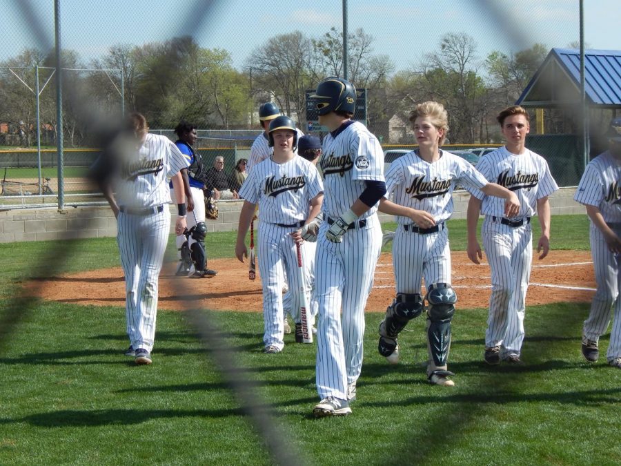 The Mustangs head to the dugout after an inning.