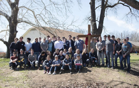 Juniors and Seniors serving during missions week