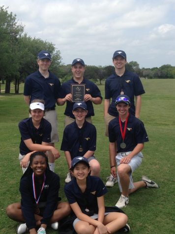 The Varsity Golf team gets together to take a picture after their last TAPPS tournament at Lake Waco Golf Club