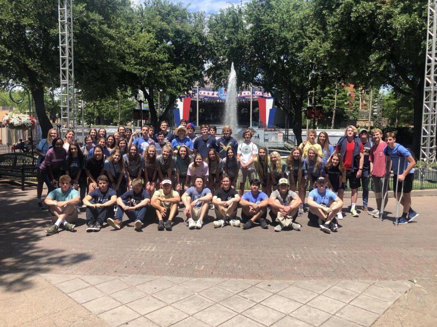 The junior class poses outside of Six Flags Over Texas for a group photo.