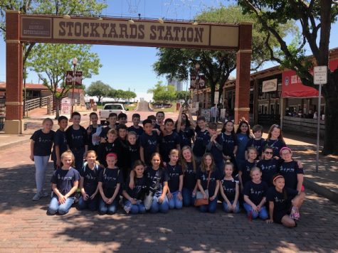 The 4th graders lined up by the entrance of the Stockyards for a group photo.