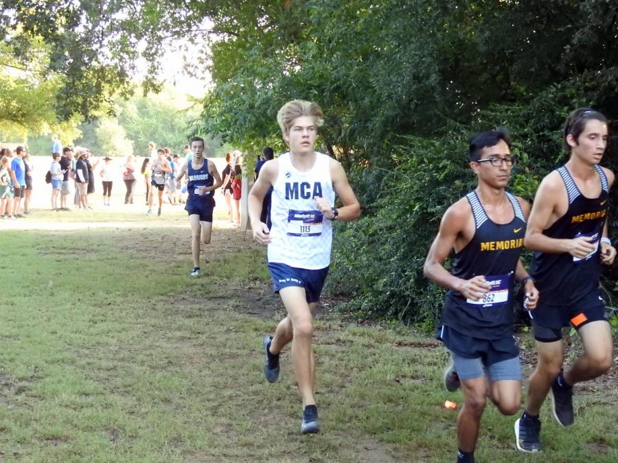Sophomore Daniel Kanz nears his personal record of 17:55.