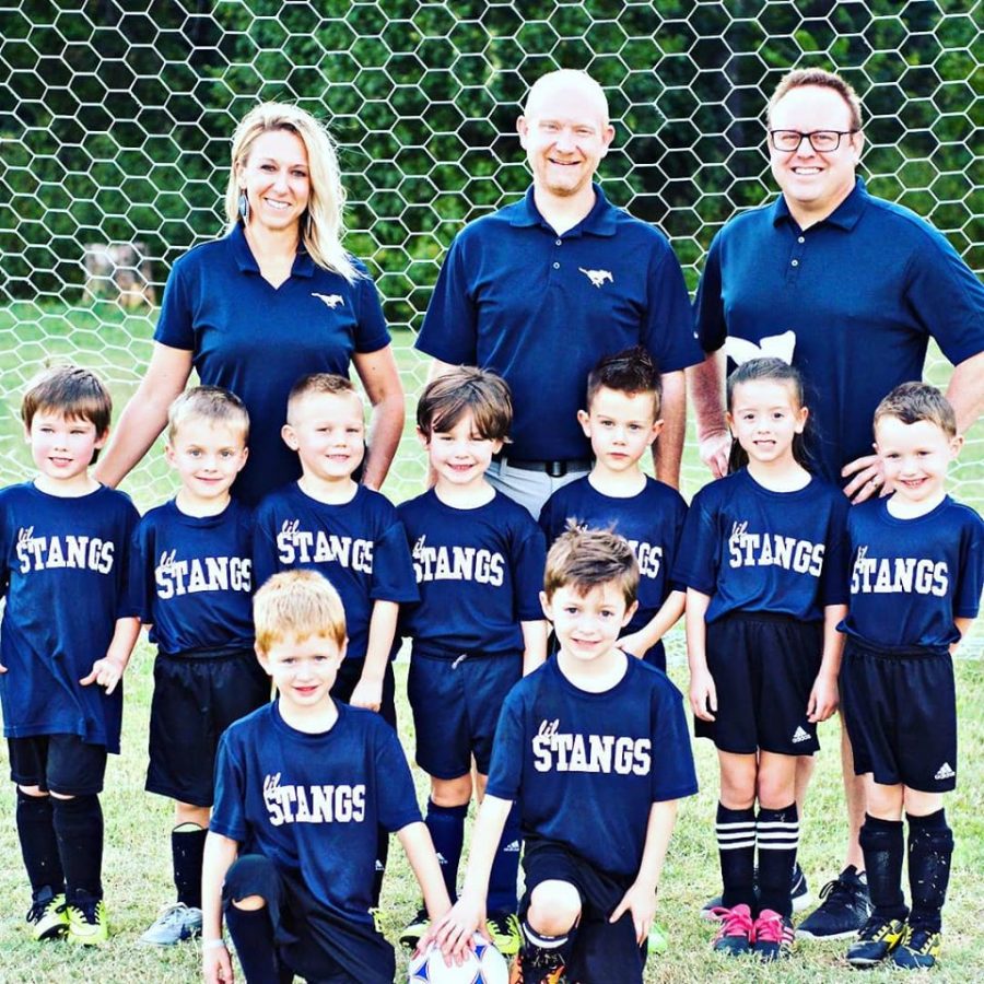The team photo for the Kindergarten Lil stangs team.