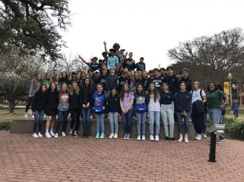 Sophomores group together in front of a statue at Baylor University for a picture.