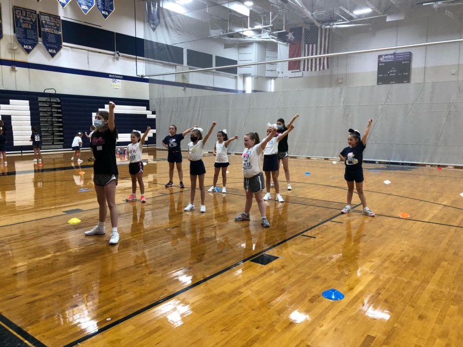 Junior co-captain, Maddie Simmons teaching the 4th graders their dance.