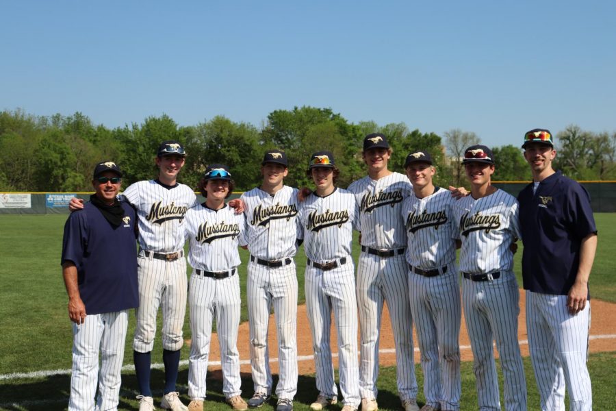 Baseball+seniors+pose+with+head+coach+Mike+Pirtle.