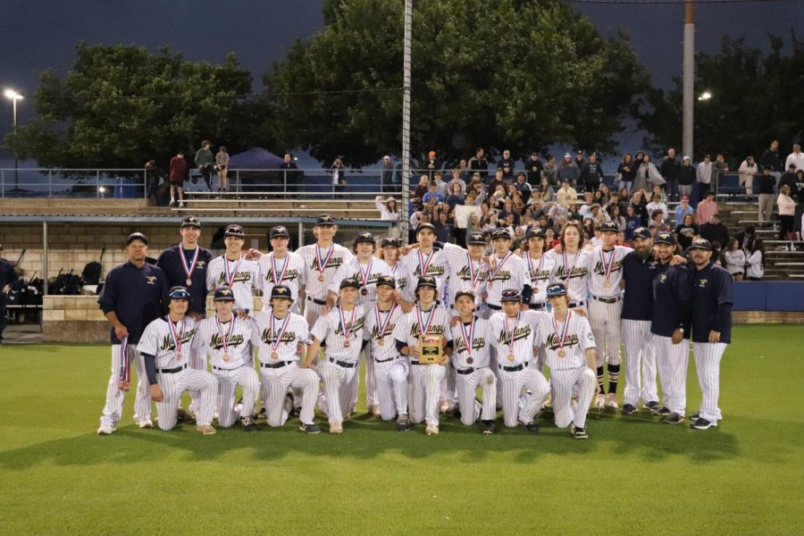 The MCA Varsity Baseball team gathers for a picture after a good game. 