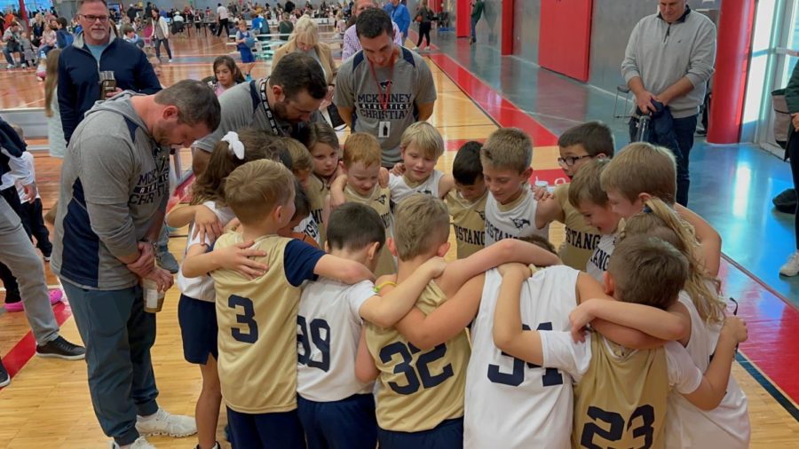 Both 1st grade teams pray together.