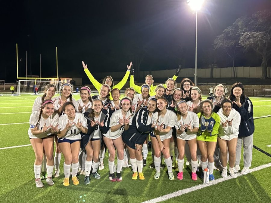 The+MCA+Varsity+girls+soccer+team+poses+for+a+picture+after+their+win.
