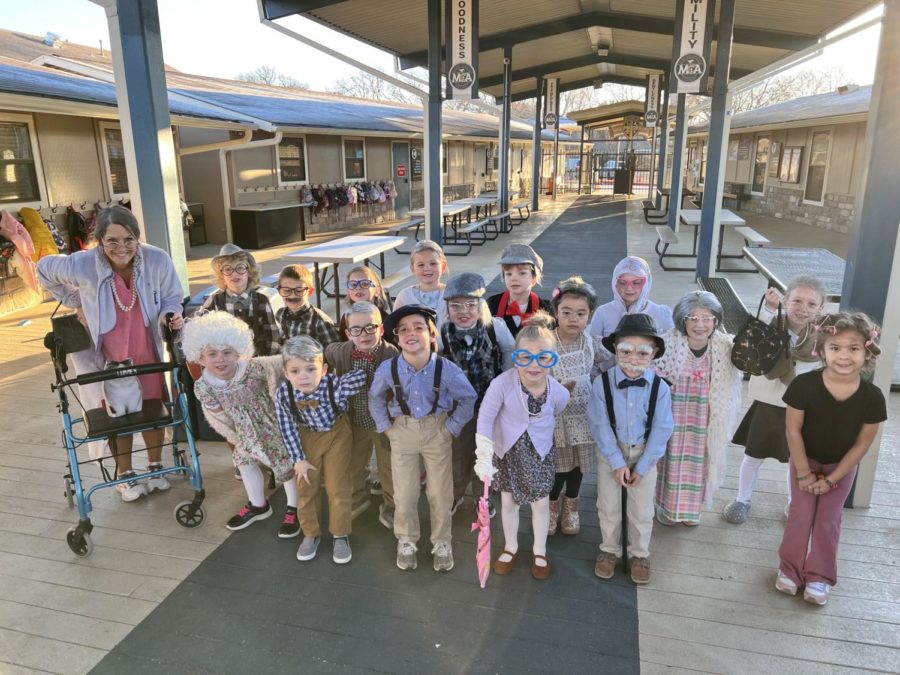 Kindergarten class takes a group picture.