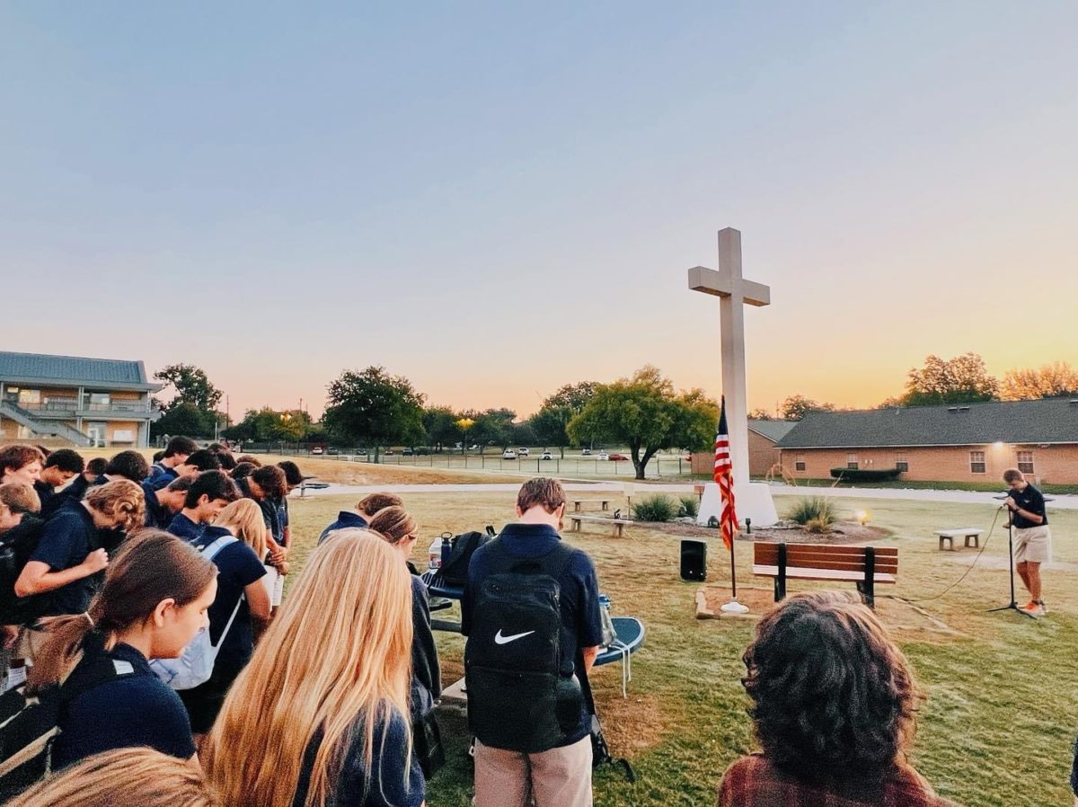 Students+gather+around+the+cross.