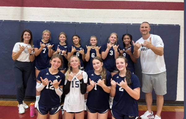 The Middle School D1 volleyball team poses for a team photo after the match.