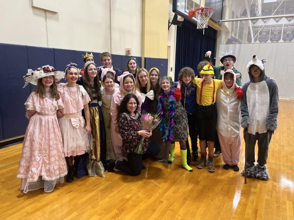 The Middle School Theatre students pose with teacher and director Julie Tucker. 