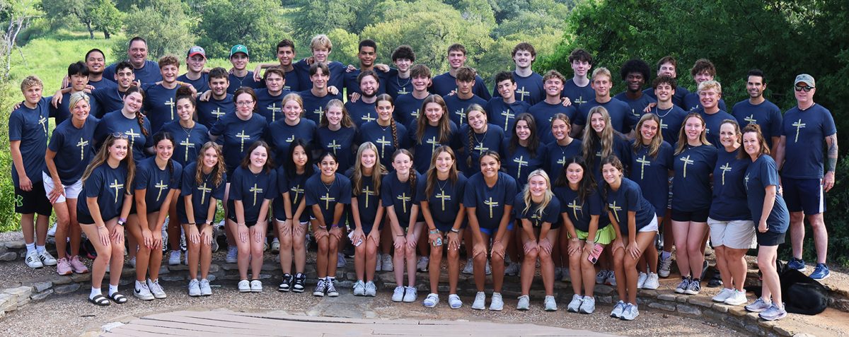 MCA seniors take a group picture before they leave Riverbend. 