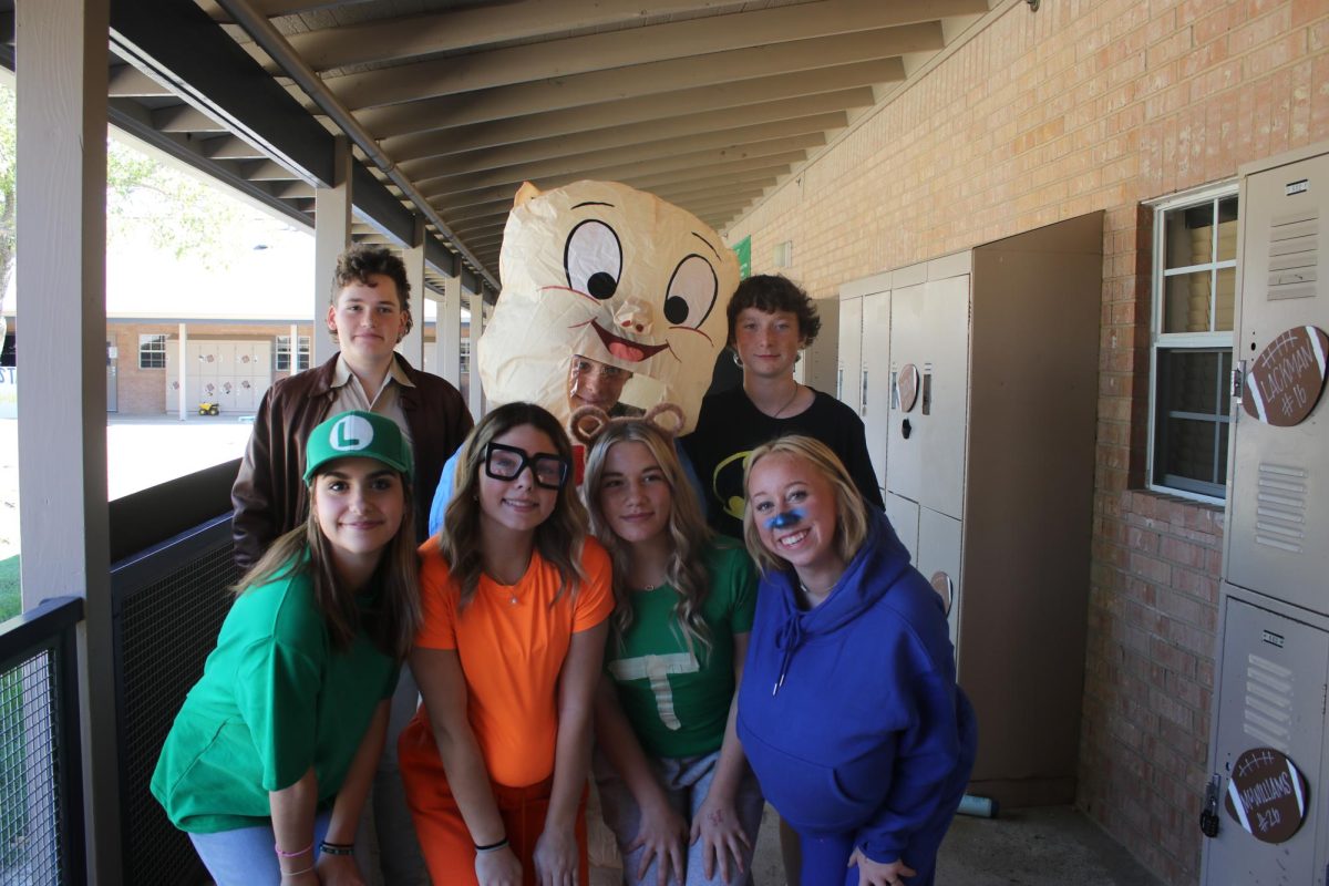 Freshman boys and girls pose for a picture on Hollywood day.