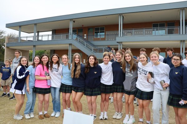 Sophomore girls gather for a picture.