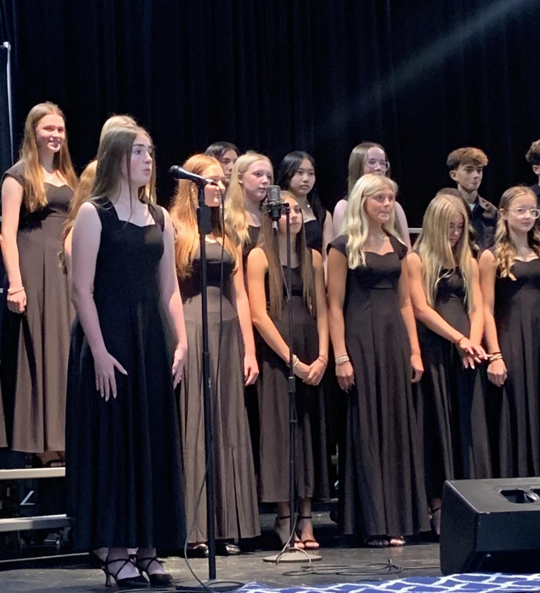 Middle School choir sings "A Festive Alleluia"