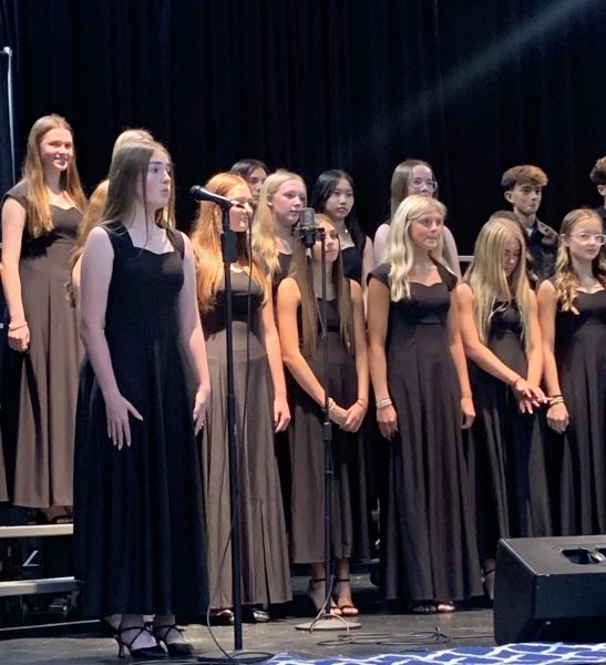 Middle School choir sings "A Festive Alleluia"