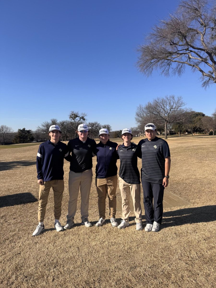 Golf team taking a picture after the Tournament